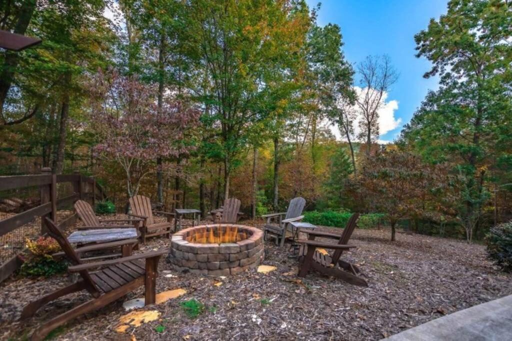 Christmas Lodge-Secluded Near Downtown Блу Ридж Екстериор снимка