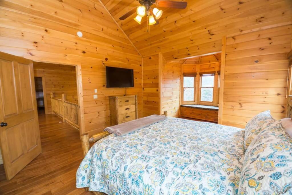 Christmas Lodge-Secluded Near Downtown Блу Ридж Екстериор снимка