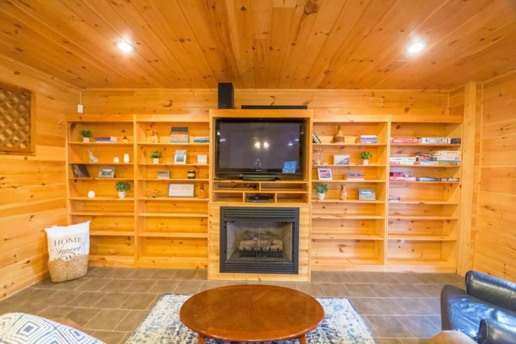 Christmas Lodge-Secluded Near Downtown Блу Ридж Екстериор снимка
