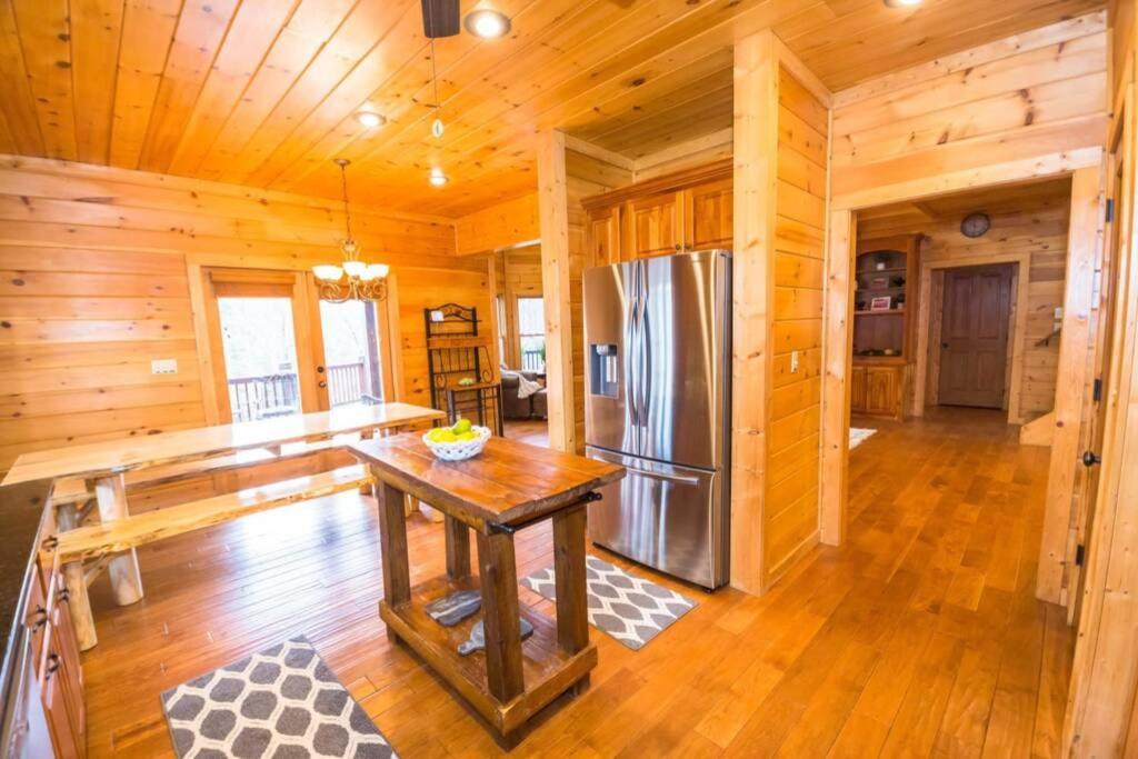 Christmas Lodge-Secluded Near Downtown Блу Ридж Екстериор снимка